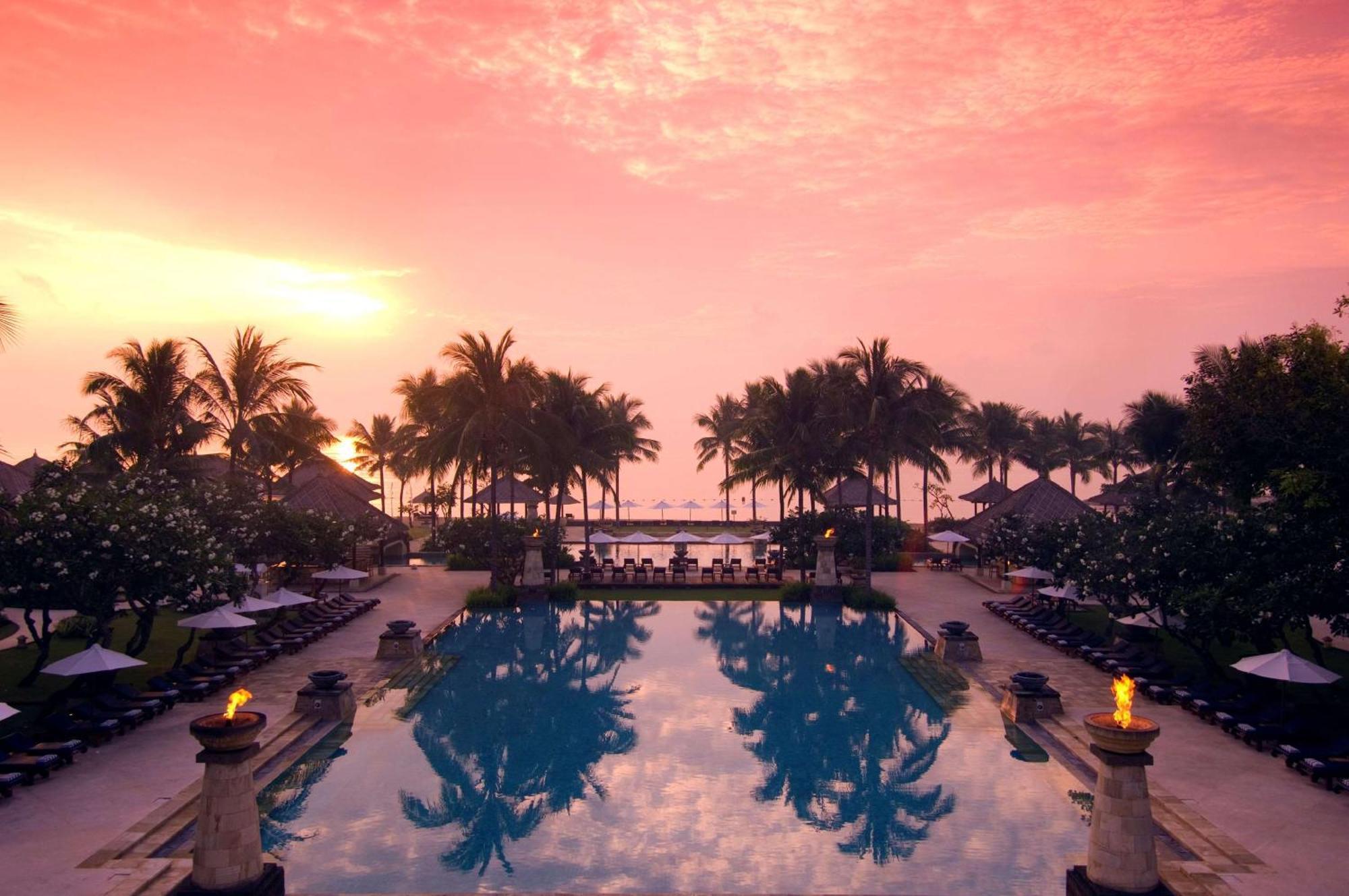 Hotel Conrad Bali Nusa Dua  Exterior foto Sunset at the pool