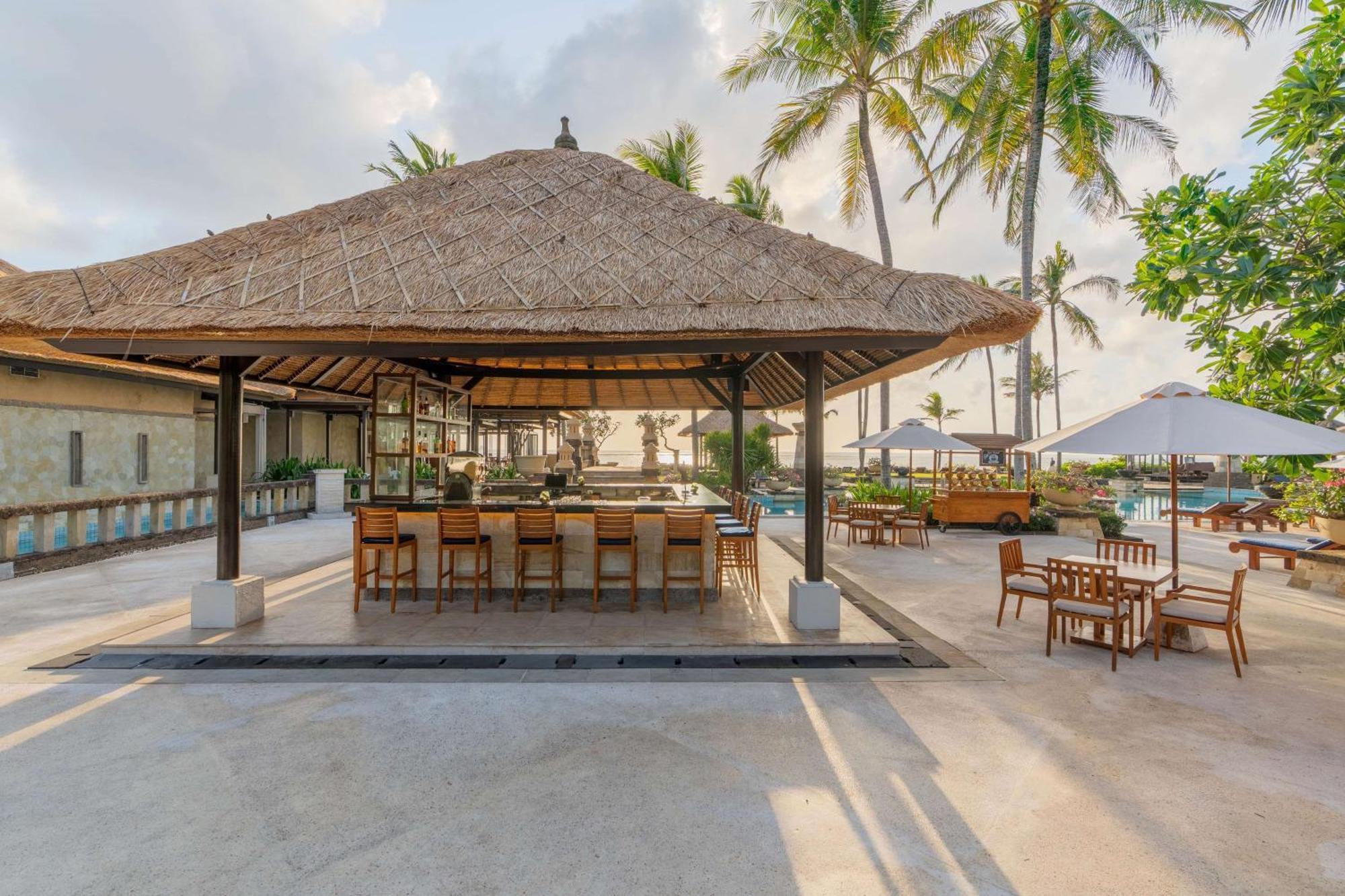 Hotel Conrad Bali Nusa Dua  Exterior foto The bar at the pool