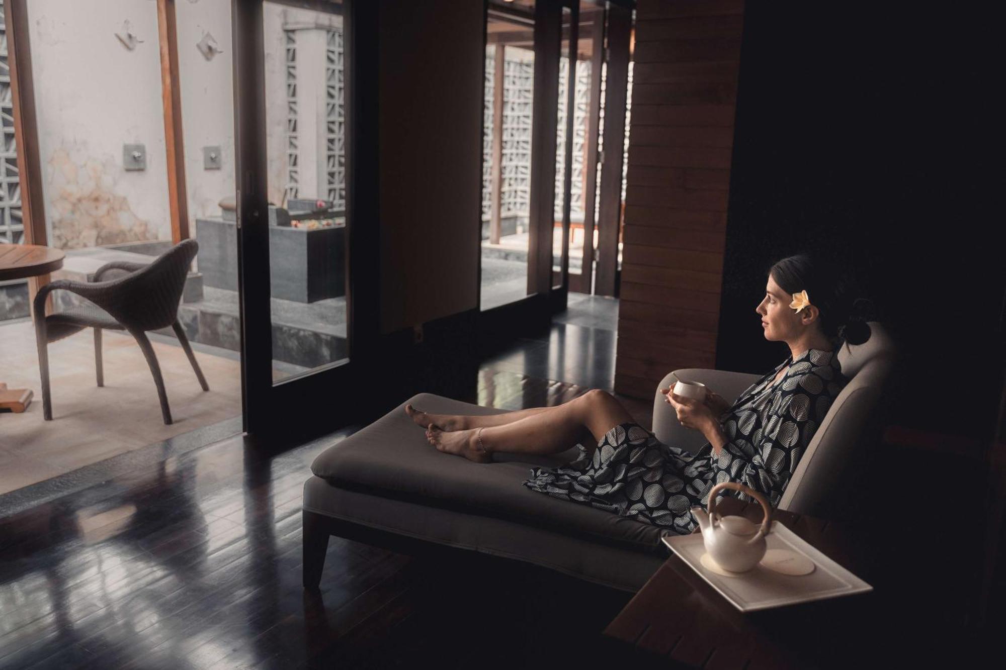 Hotel Conrad Bali Nusa Dua  Exterior foto A woman relaxing in a room