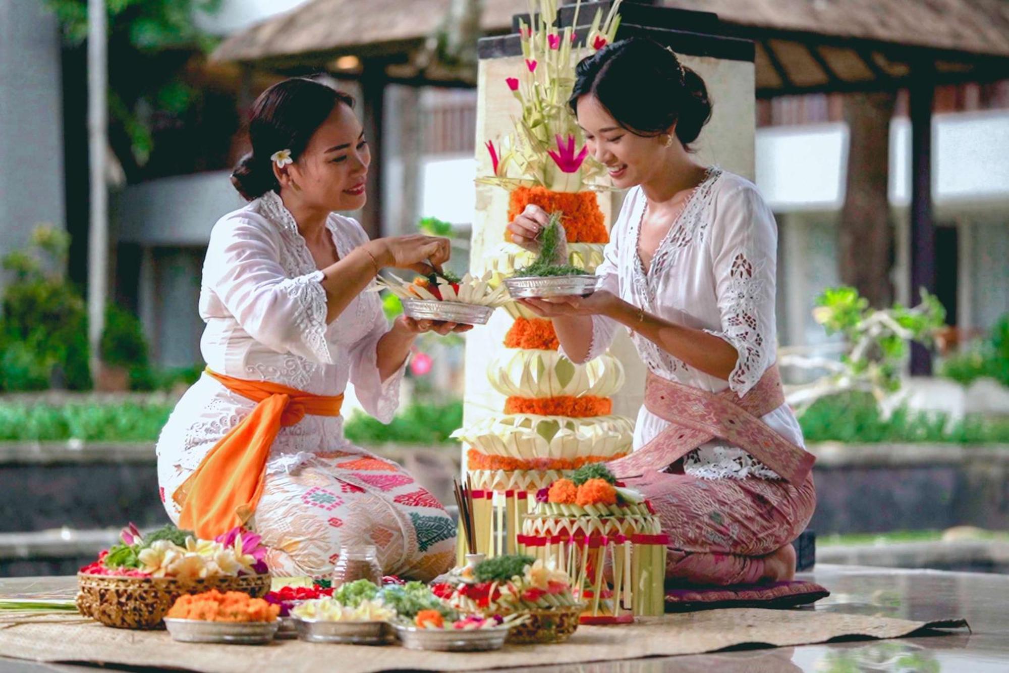 Hotel Conrad Bali Nusa Dua  Exterior foto Thai women preparing for the traditional Thai wedding ceremony