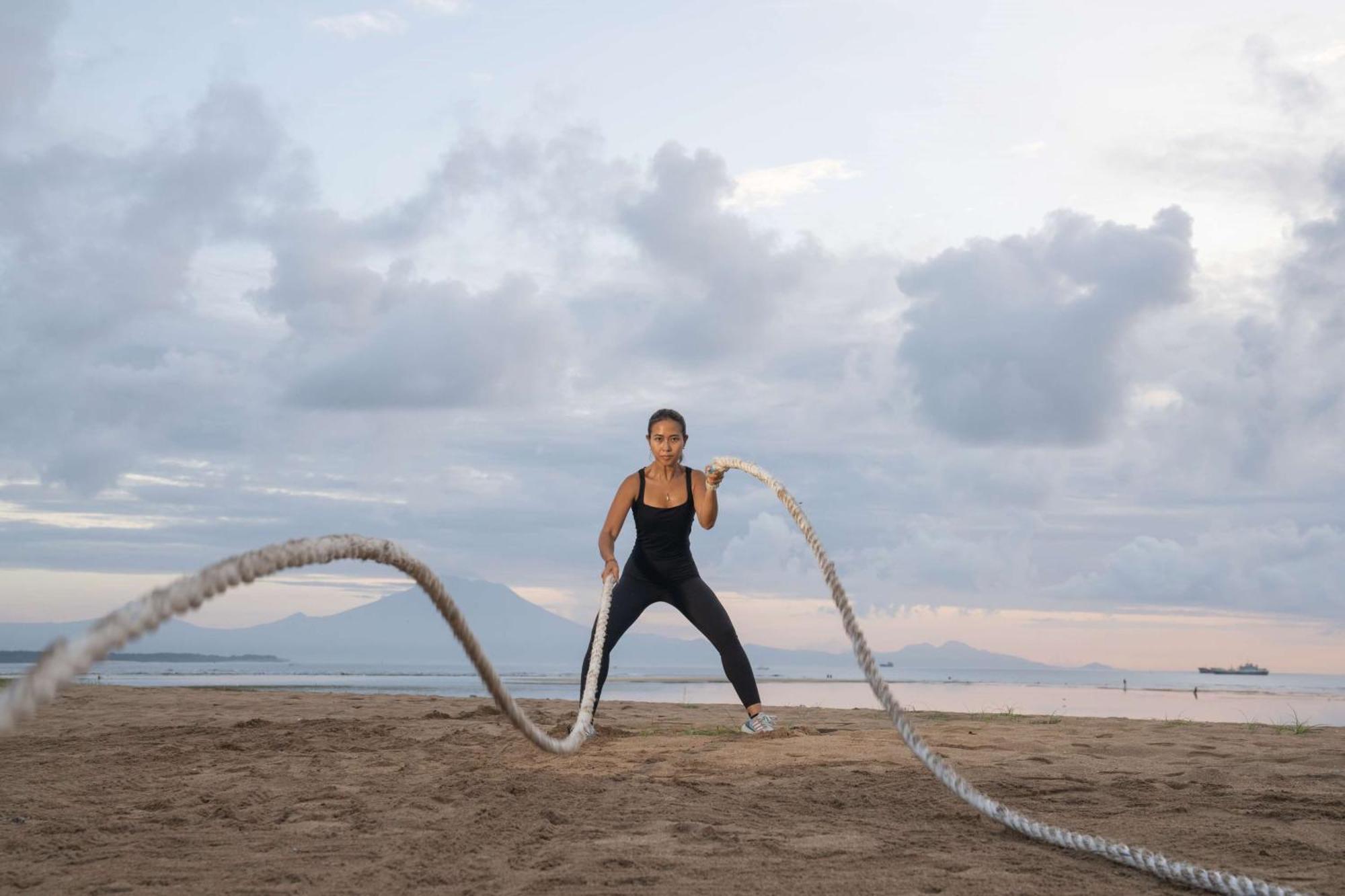 Hotel Conrad Bali Nusa Dua  Exterior foto A woman training with battle ropes