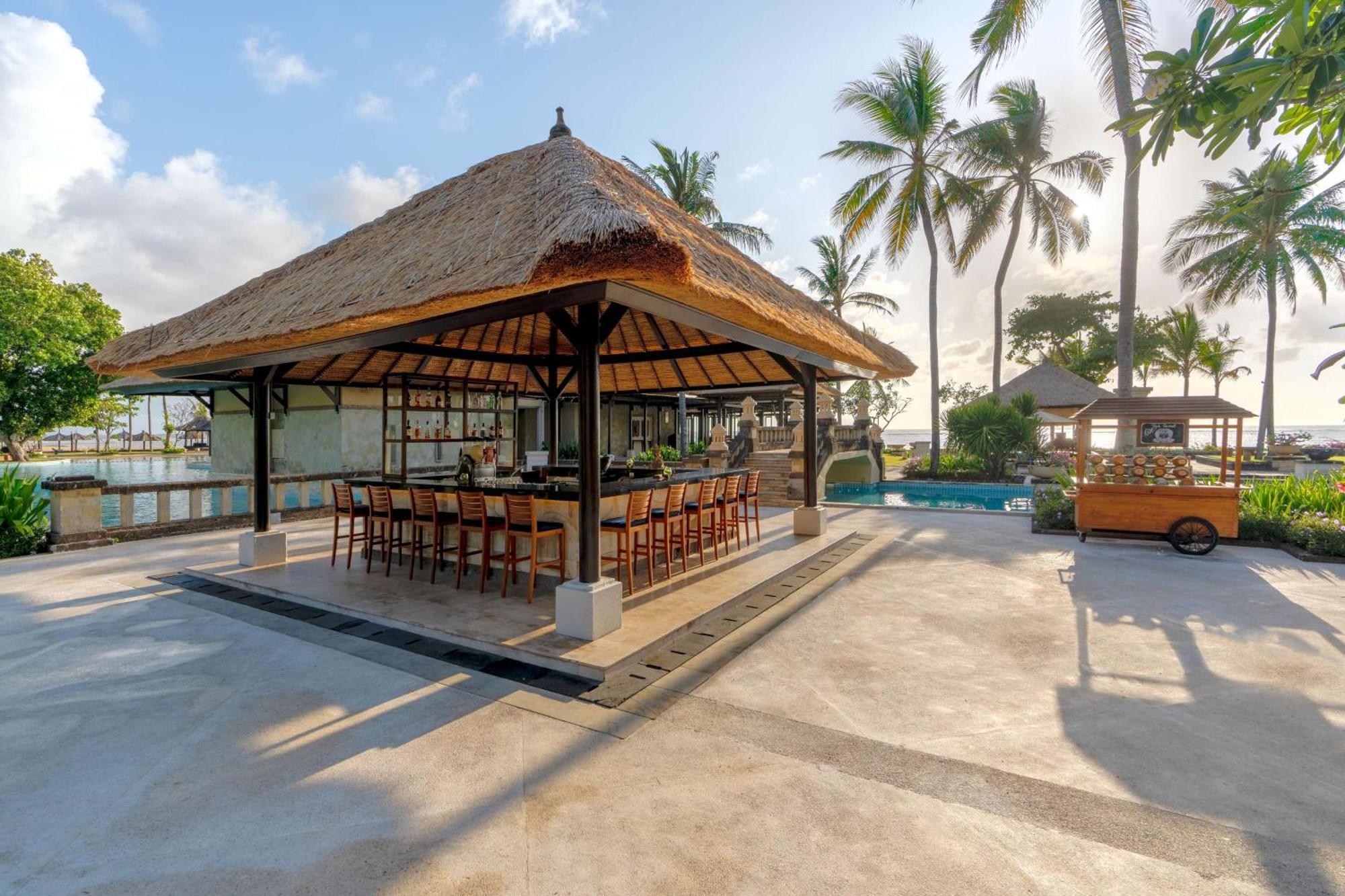 Hotel Conrad Bali Nusa Dua  Exterior foto Pool bar at the hotel