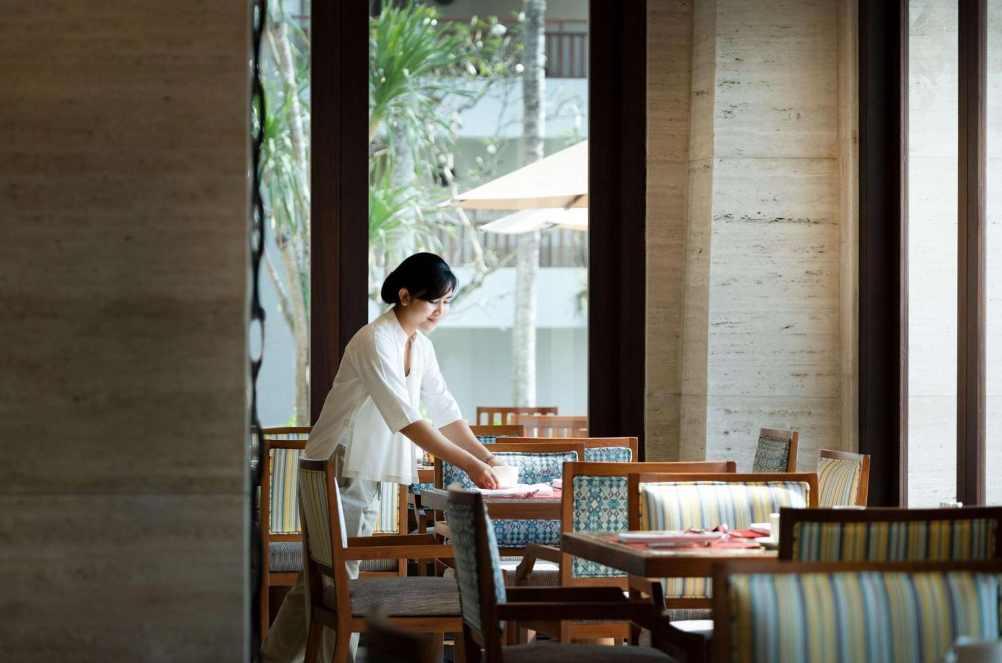 Hotel Conrad Bali Nusa Dua  Exterior foto A waitress clearing a table