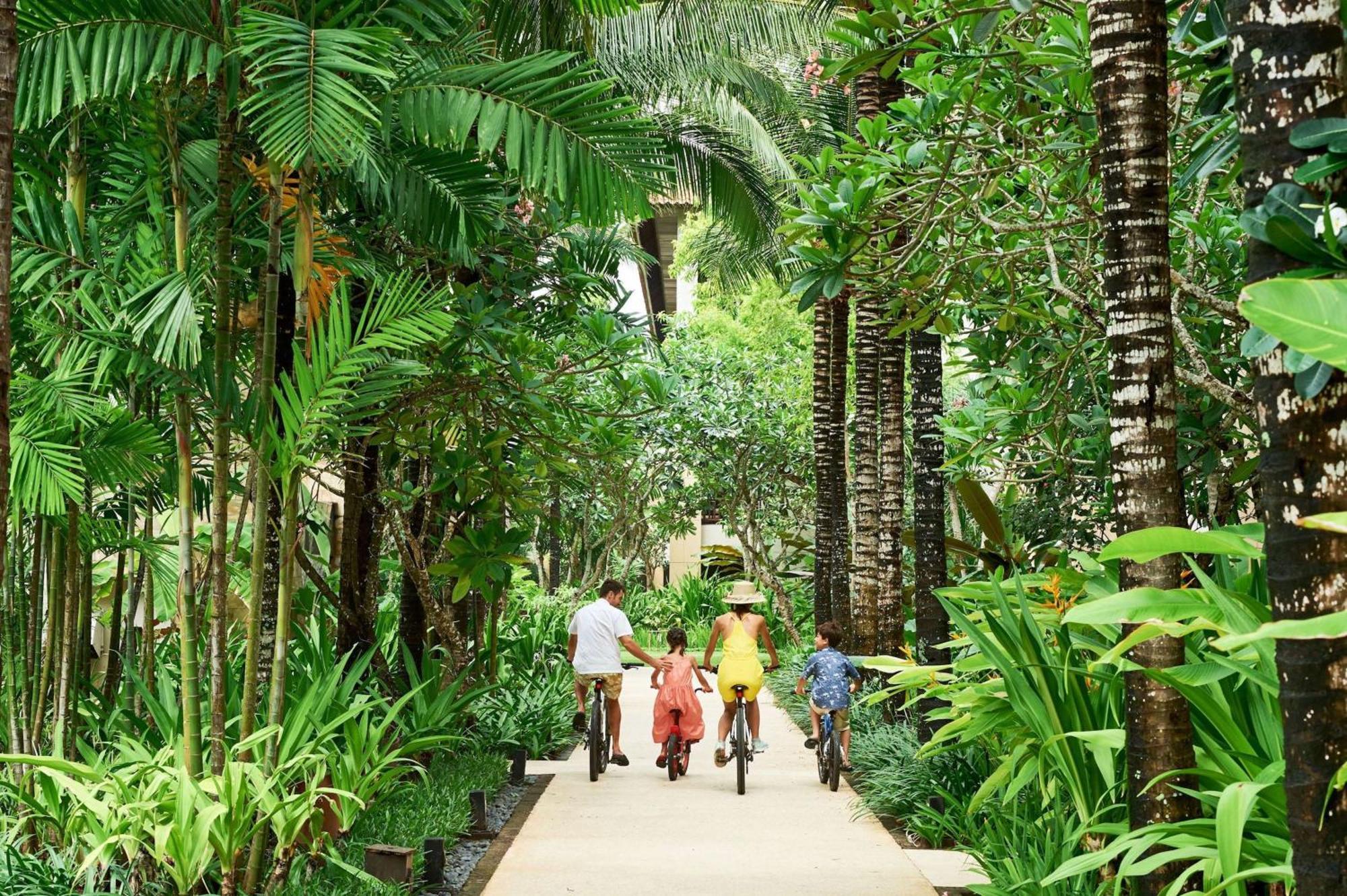 Hotel Conrad Bali Nusa Dua  Exterior foto The path to the resort's main lobby